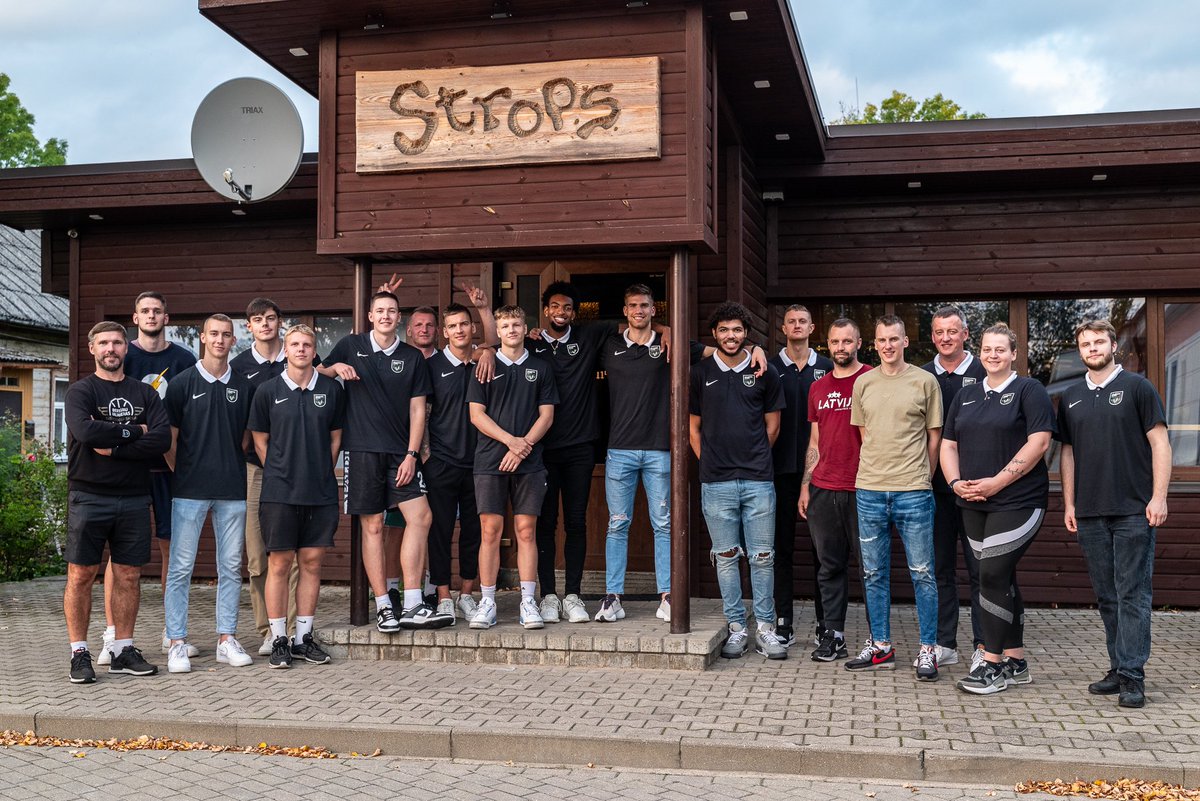 vgvia_basket's tweet photo. Vakar komanda ieturēja kopīgu maltīti mūsu iemīļotajā picērijā "Strops". Sulīgas picas un lielisks šašliks, kam klāt nāca kopā būšanas sajūta un pozitīvas emocijas. 🍕
#Strops #ValmieraMīlBasketbolu💚🖤 #StāvPāriVisamValmiera https://t.co/ZdWp50wefR