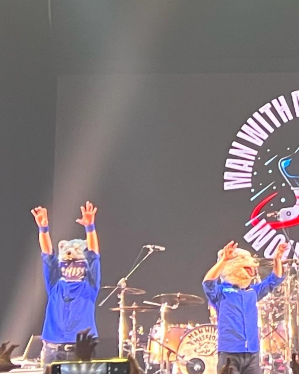 jt_635's tweet photo. Finally can see them live. It is so awesome last night. Next time I will watch them from front row 😃. Kamikaze Boy is so fun to watch. The way he played his bass is so cool 😎😍.
#MANWITHAMISSION 
#WolvesonParadeinJakarta https://t.co/r7hjKdF5fa
