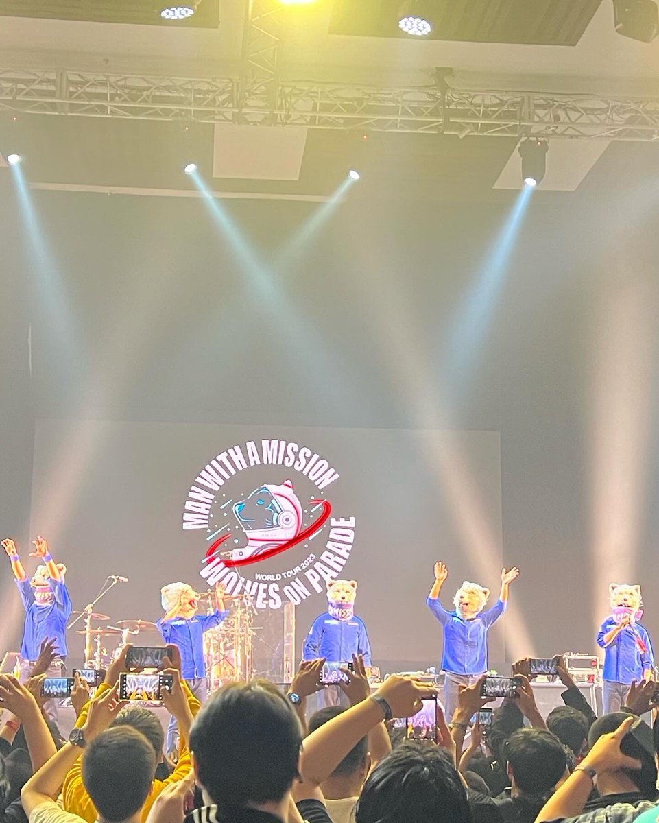 jt_635's tweet photo. Finally can see them live. It is so awesome last night. Next time I will watch them from front row 😃. Kamikaze Boy is so fun to watch. The way he played his bass is so cool 😎😍.
#MANWITHAMISSION 
#WolvesonParadeinJakarta https://t.co/r7hjKdF5fa