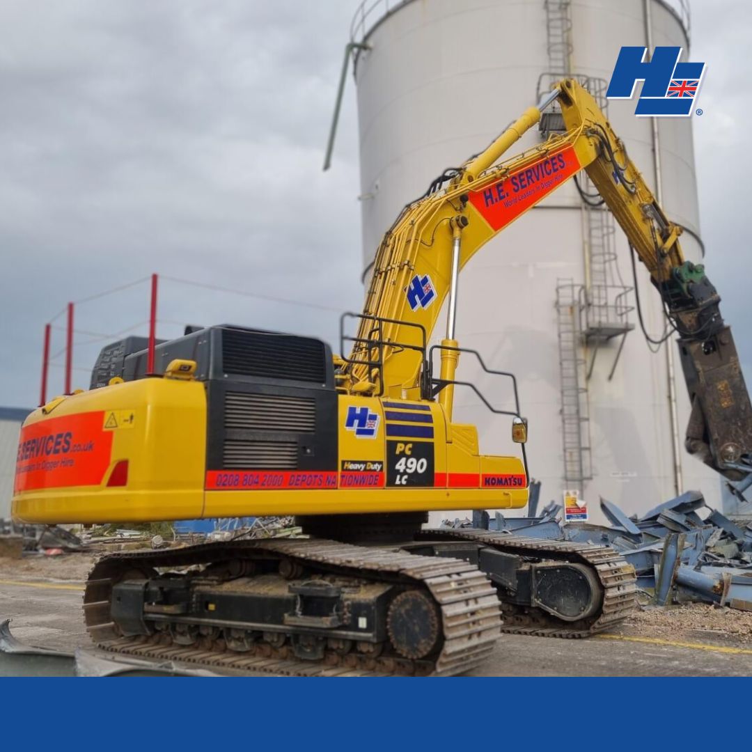 planthireHE's tweet photo. Raw strength in action! Our 49 Ton PC490 Excavator dominates spaces, built for versatility and superior productivity.  💪🚜🏗️

Explore more about our Large Diggers for hire: https://t.co/sFRhBErKqx

#HEServices #PlantHireUK #LargeDiggers #Komatsu #DiggerHireUK #Excavators #PC490 https://t.co/tQNp6r7BsD