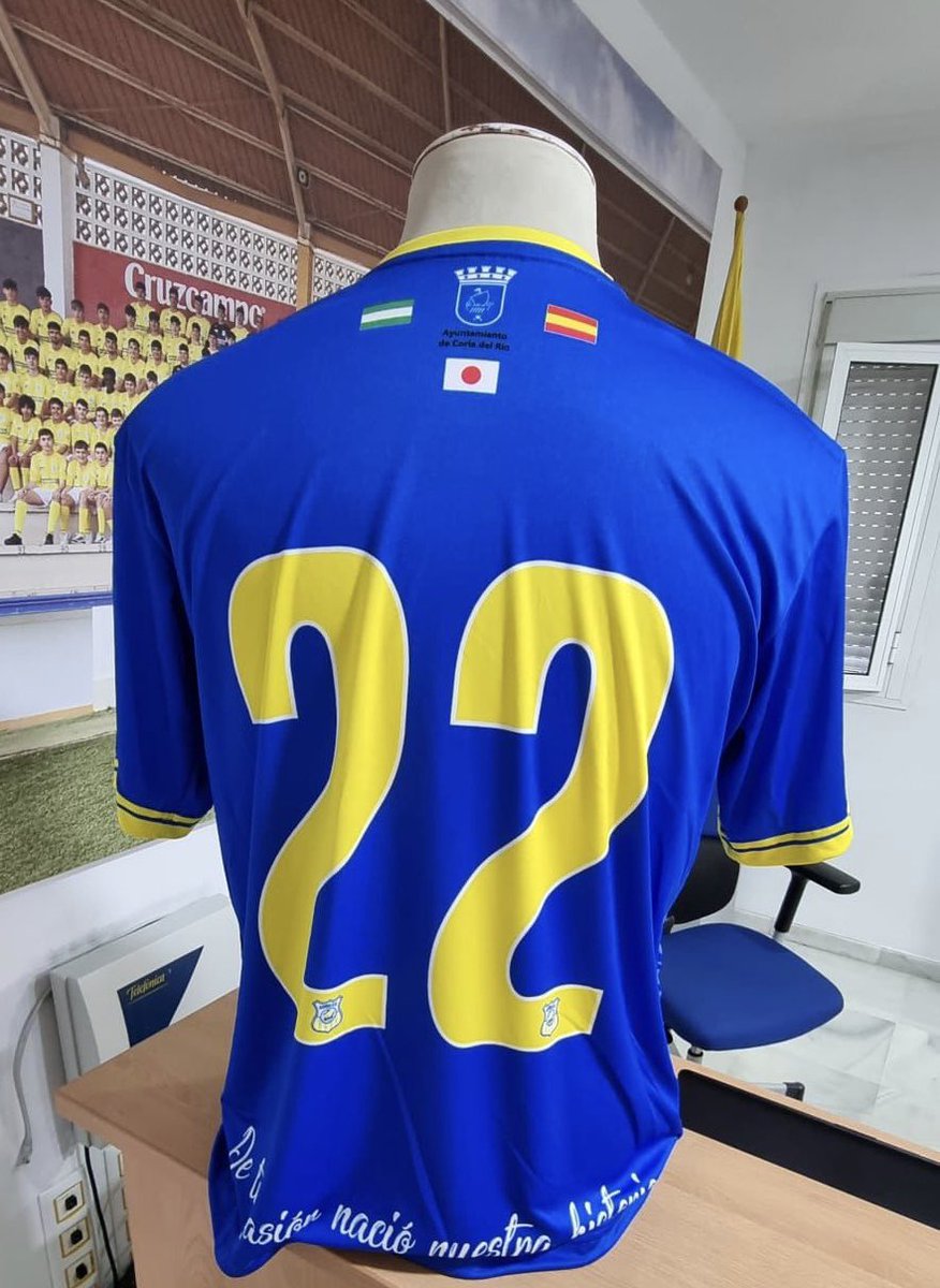 😍¡Nueva camiseta de visitante del #CoriaCF en la temporada del Centenario! 

➡️ Diseño basado en nuestro río Guadalquivir. 

➡️ 35€ 

#CoriasiempreCoria