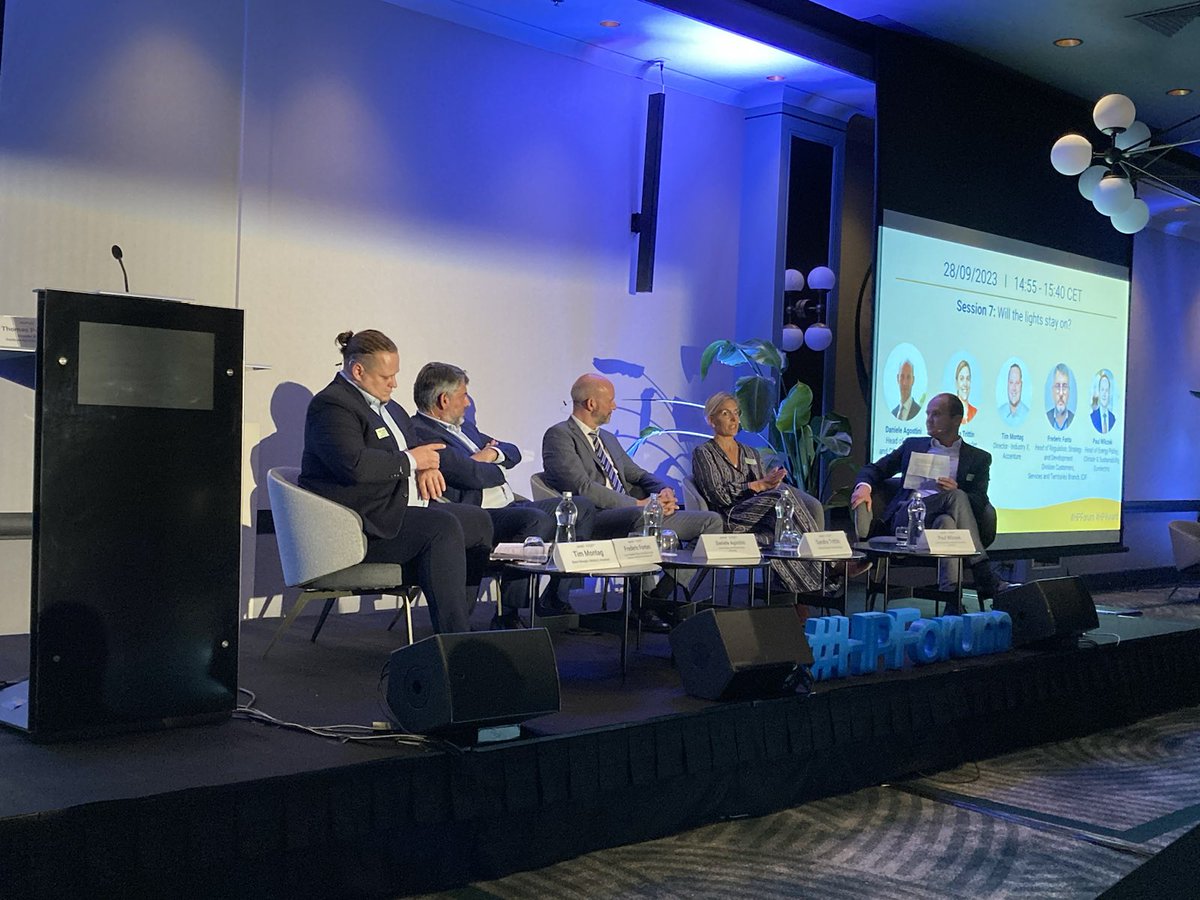 EDF_EUAffairs's tweet image. Discover the economic benefits of #heatpump!
Thanks to its average efficiency of 3⃣0⃣0⃣%, a HP can significantly reduce your heating bill:
In 🇫🇷:
➡️Boiler🔜air-to-water heat pump 🟰 save up to 50%
➡️Electric radiator🔜air/air heat pump 🟰 save around 75%

#HPForum