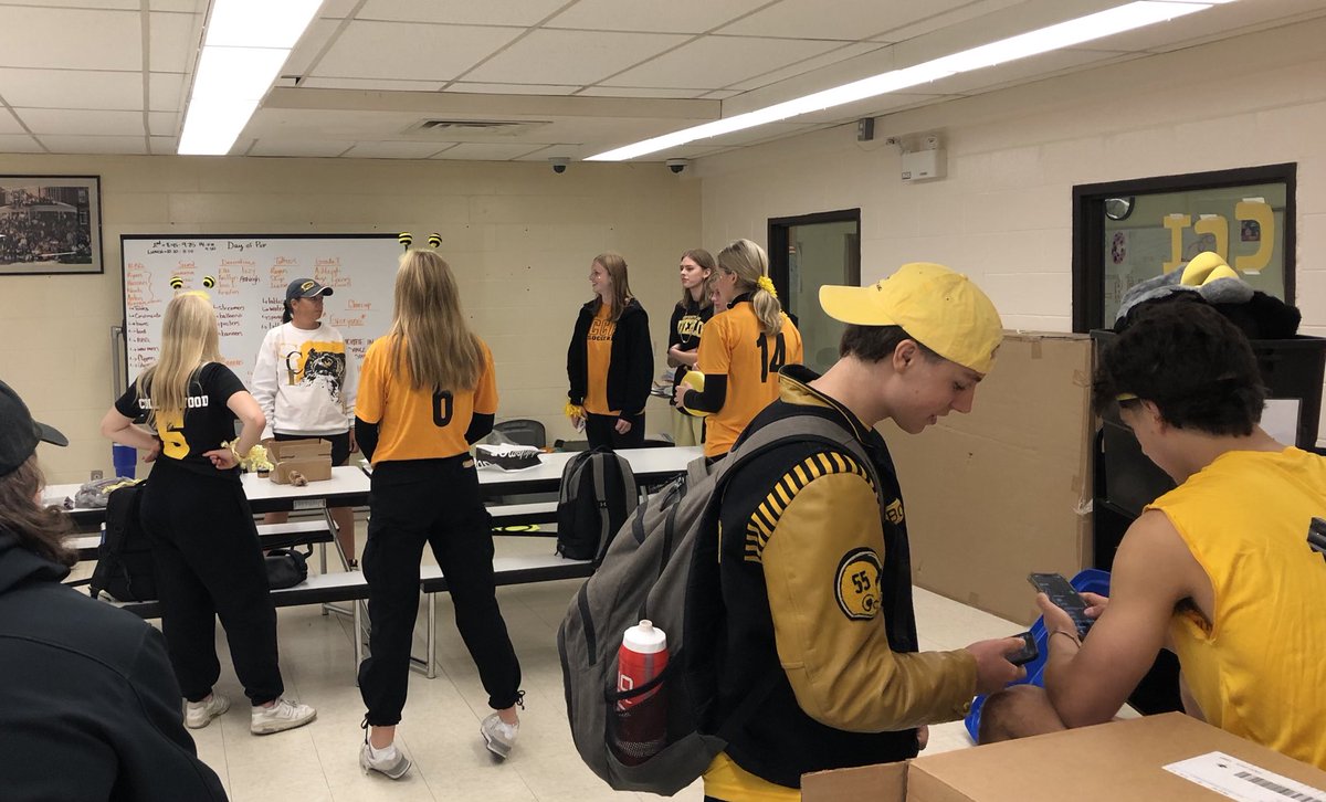 Last minute preparations by the CCI Leadership class for our spirit day and pep rally! Go Owls 🦉 #cciproud 💛🖤⁦@SCDSB_Schools⁩ ⁦@curt_davidson⁩ ⁦@GjacobsG⁩