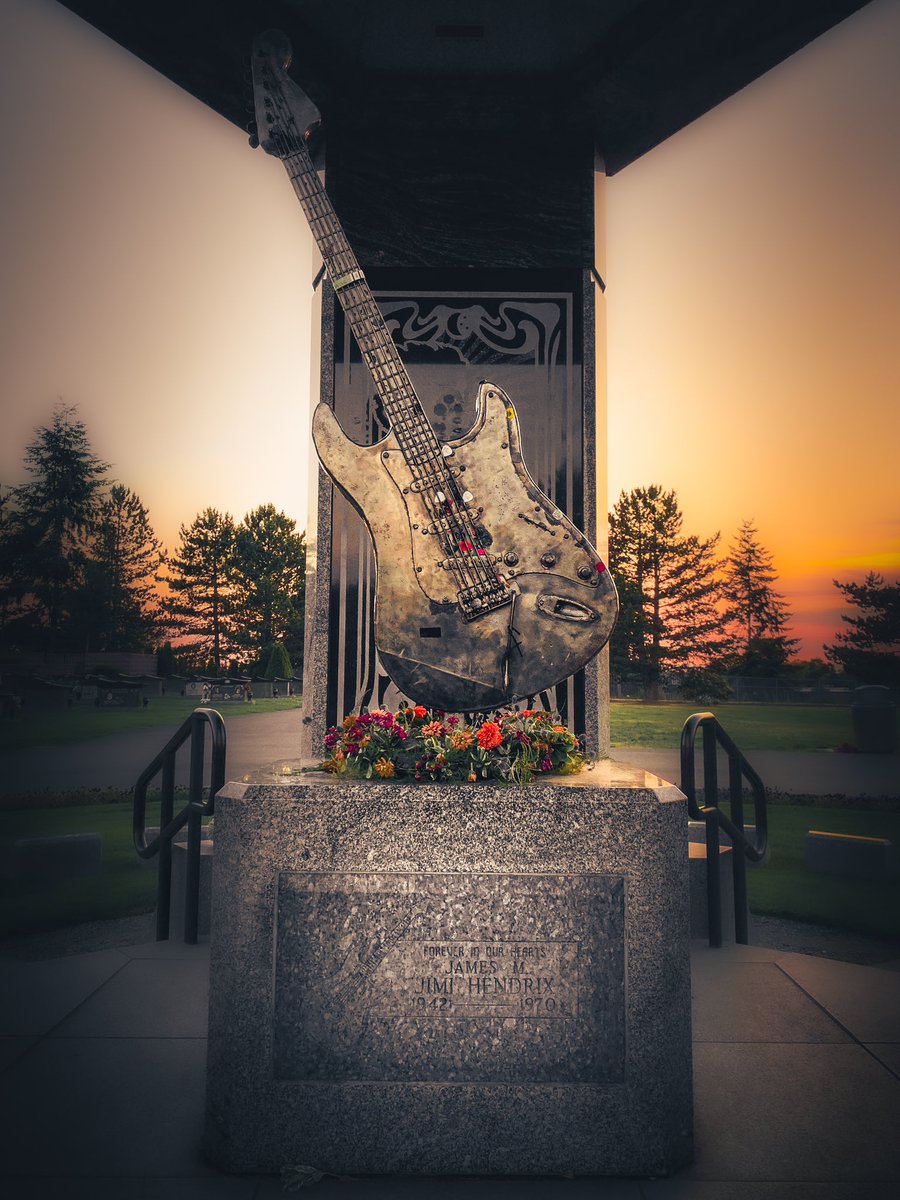 Mike_Myza's tweet photo. 'Scuse me while I kiss the sky
#JimiHendrix #Seattle https://t.co/V4ewViUNpt
