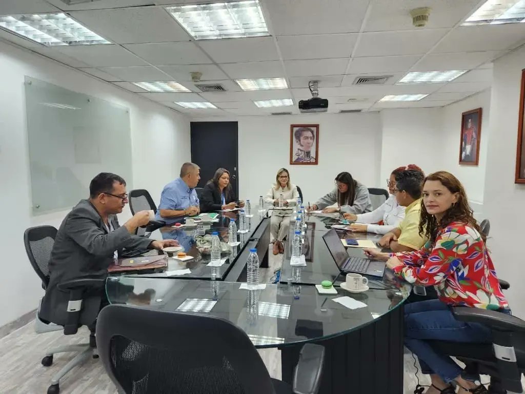 fevelif1's tweet photo. Reunión con las Viceministras De Comercio María Fernanda Palencia, Carmen Gonzalez y la Federación Venezolana De Licoreros y Afines. FEVELIF. @johnsondelgado @LICOREROTACHIRA  @FreddyBernal https://t.co/xxfyG8N5vF