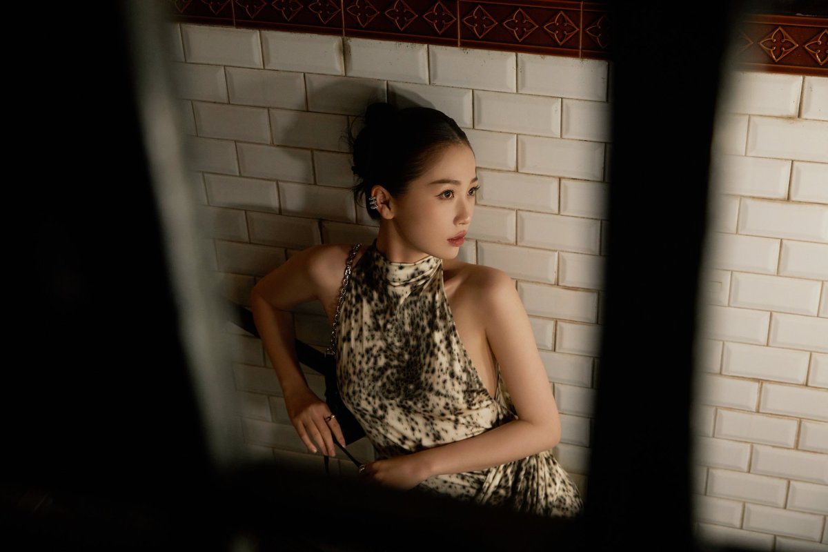 AShuxin's tweet photo. Chị ta 10 điểm không có nhưng...🔥

ESTHER YU IN PARIS
#GivenchySS24xEstherYu #EstherYu #GivenchySS24 #ParisFashionWeek https://t.co/FeCuYA2N6U