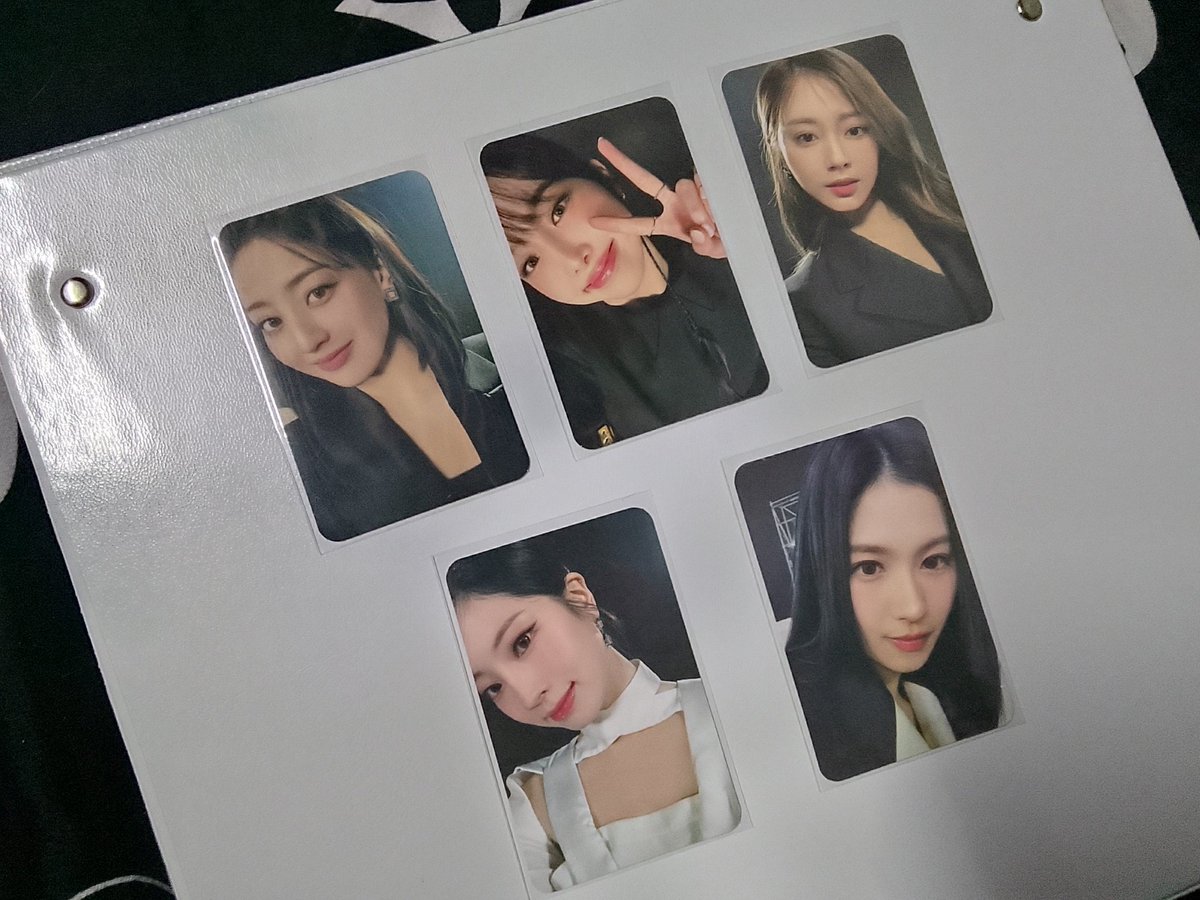 Itz_Ronans's tweet photo. @kthlnmcpt Hello can we trade i have twice rtb 5th world tour pc 5 of them it's pretty rare now since jyp didn't release any of it again, my girlies i have to let go since i accidentally broke my lightstick 🥹 https://t.co/9XEJub1alc