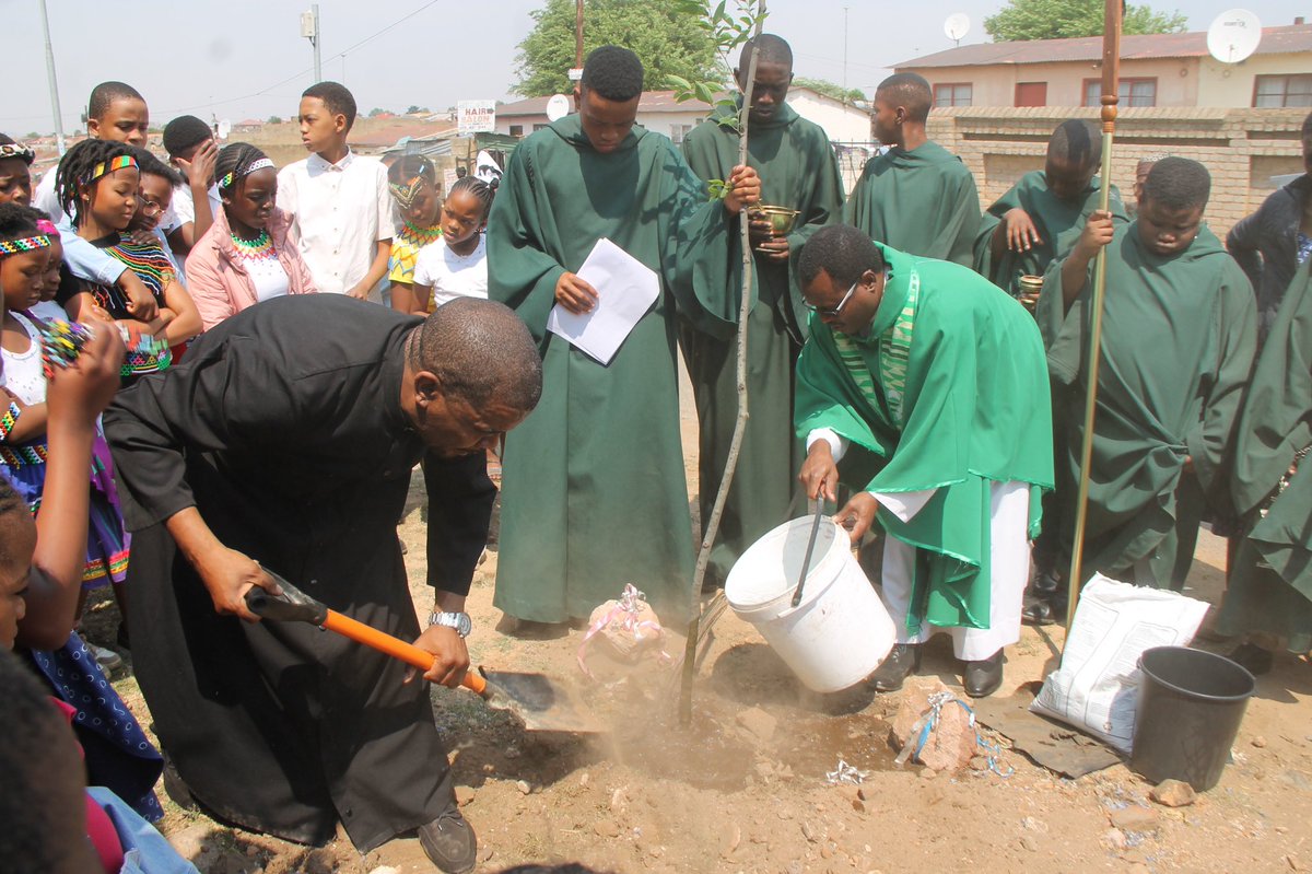 During the #SeasonofCreation2023 @StMartinSoweto parish is spreading the #LaudatoSi message. #TreePlanting to mitigate  #EnvironmentalDisaster & #climatecrisis. #EcosystemRestoration  
#SOC2023 #SeasonOfCreation 
#LetJusticeandPeaceFlow 
#Care4Creation
#CareForOurCommonHome