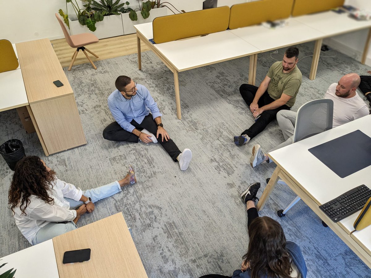 Elec_MoinsCher's tweet photo. 🏢💪 Aujourd'hui, c'est la Journée Nationale du Sport en Entreprise !

Gaz-Elec Moins Cher transforme ses bureaux en salle de sport pour cette occasion 🧘‍♀️

On partage avec vous ce bon moment en équipe ! 

#énergie #JournéeNationaleDuSportEnEntreprise #GEMC https://t.co/2Leytwb8P3