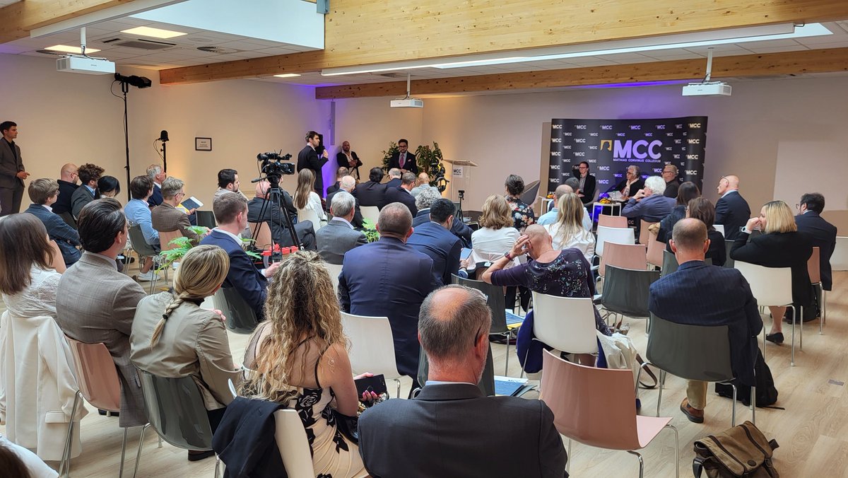 BenceGat's tweet image. Conférence très interactive depuis ce matin, pleine de questions de la part de l'audience toute la journée. Une discussion très animée aujourd'hui sur la question de #multiculturalisme et la #diversité au @MCC_Brussels.