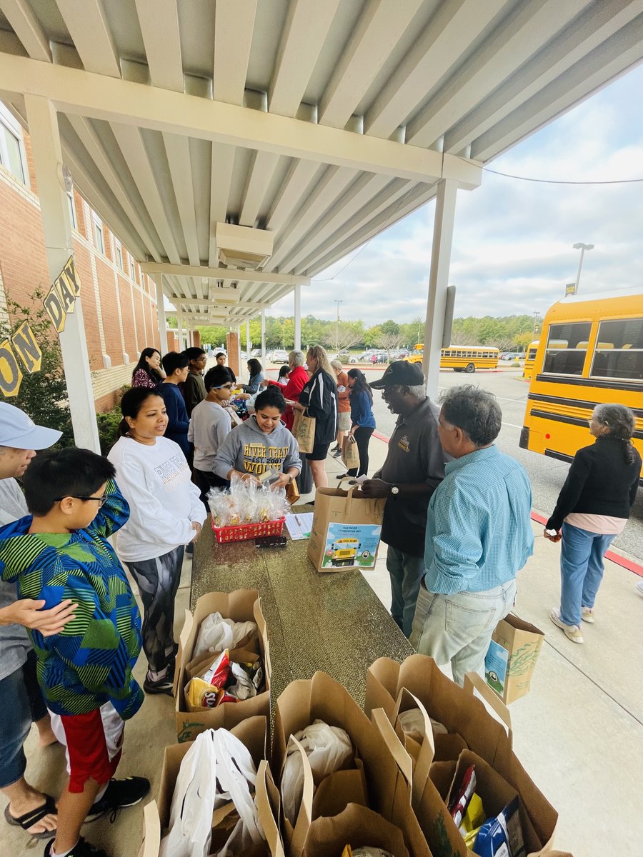 MsClaireGraff's tweet photo. WE ❤️ OUR BUS DRIVERS! Thank you RTMS PTO for putting together such an awesome event for our amazing drivers. 🚍 #busdriverappreciationday
#RTMSwolves @FultonCoSchools @pinnock_neil https://t.co/O8r9g2eDdU