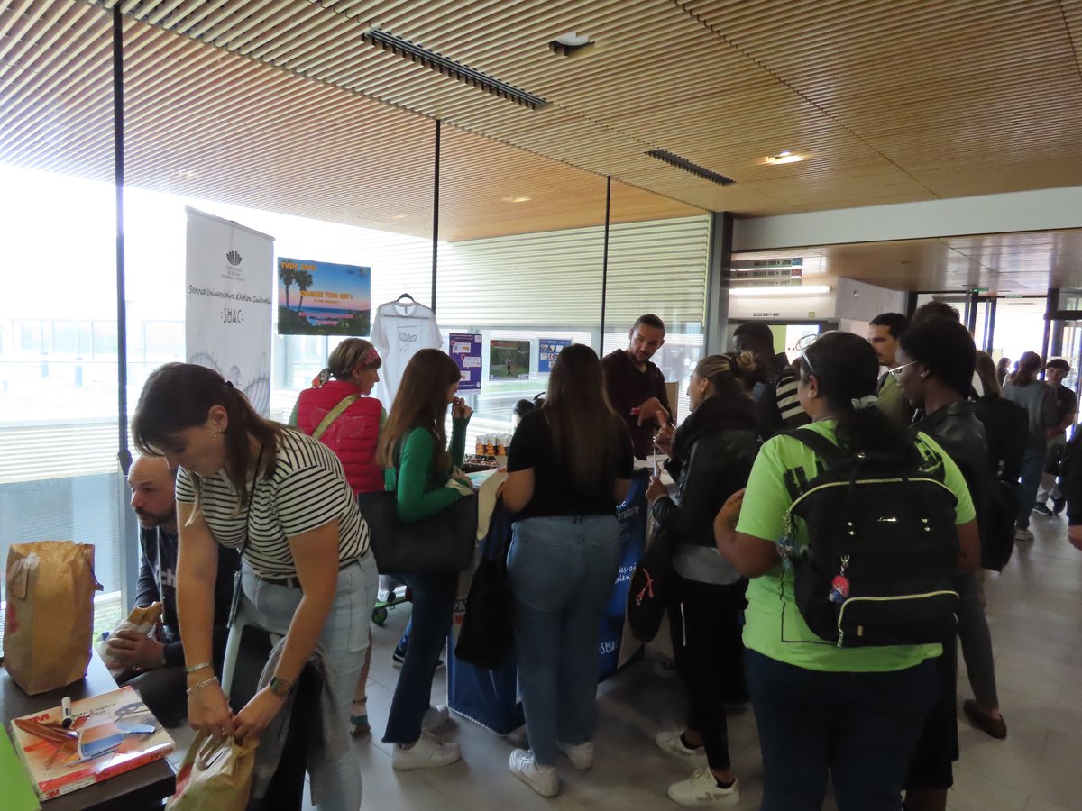 suac_urca's tweet photo. Succès fou avec l'animation fond vert du SUAC pendant #TVDC Reims.📷
Toi aussi viens gagner 𝘁𝗼𝗻 𝗚𝗜𝗙 et des goodies.📷📷
@SaintexReims @universitereims https://t.co/tApaJo7Ttk