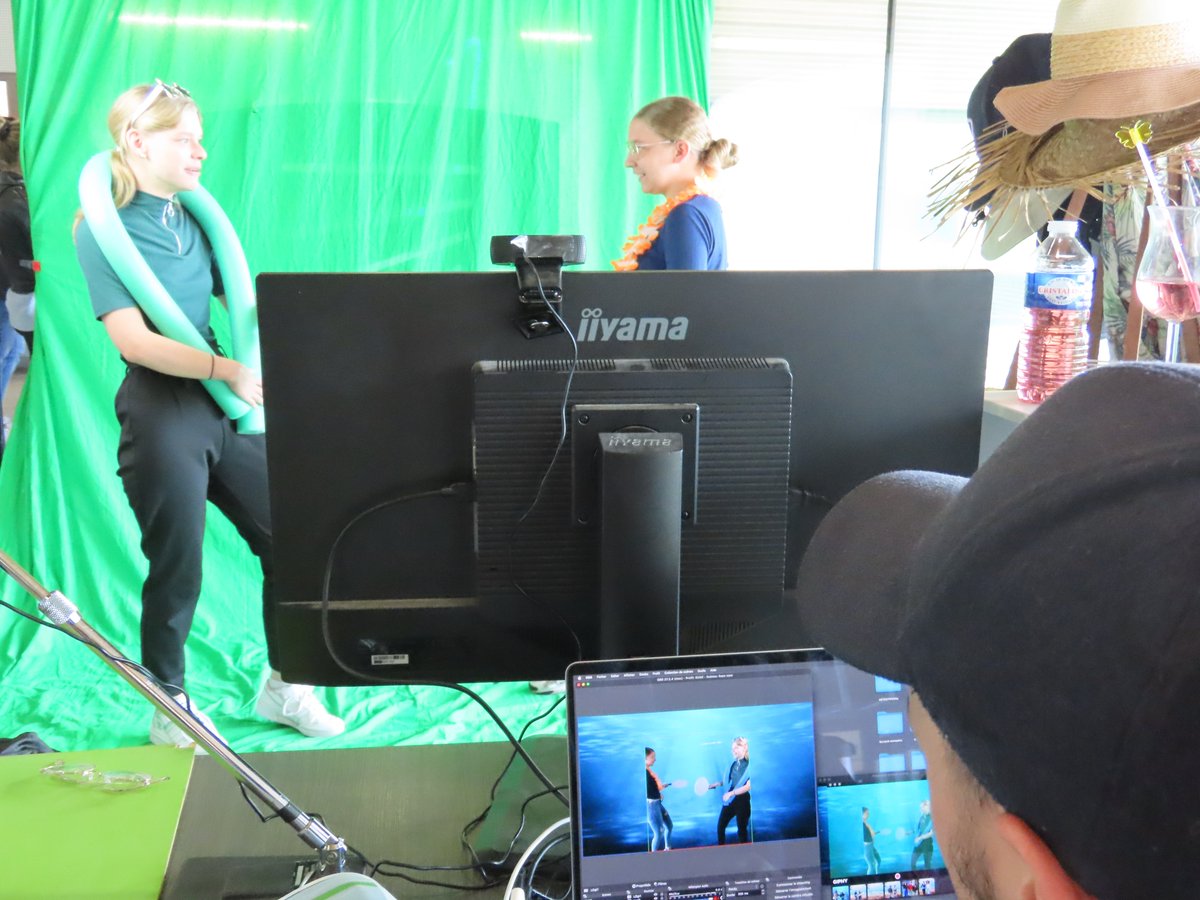 suac_urca's tweet photo. Succès fou avec l'animation fond vert du SUAC pendant #TVDC Reims.📷
Toi aussi viens gagner 𝘁𝗼𝗻 𝗚𝗜𝗙 et des goodies.📷📷
@SaintexReims @universitereims https://t.co/tApaJo7Ttk