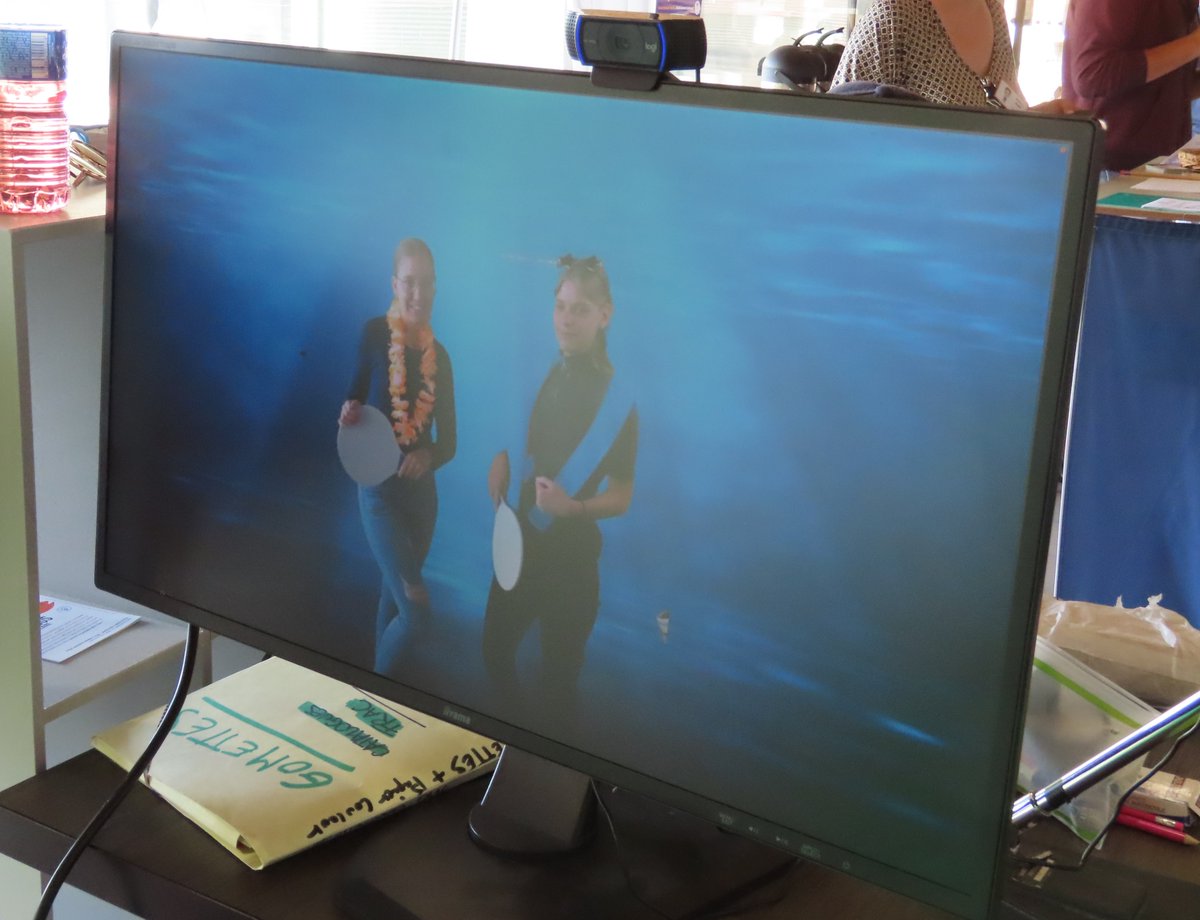 suac_urca's tweet photo. Succès fou avec l'animation fond vert du SUAC pendant #TVDC Reims.📷
Toi aussi viens gagner 𝘁𝗼𝗻 𝗚𝗜𝗙 et des goodies.📷📷
@SaintexReims @universitereims https://t.co/tApaJo7Ttk