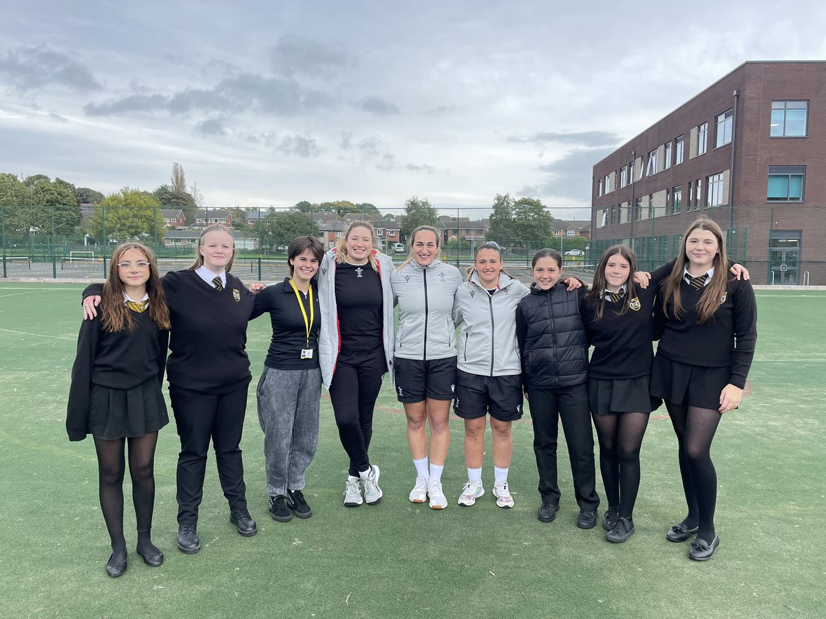 WOW!! What a great afternoon. We have had the pleasure of meeting 3 @waleswomenrugby players Gwen, Kayleigh & Courtney! What a great opportunity for our students! Diolch and good luck CYMRU 🏴󠁧󠁢󠁷󠁬󠁳󠁿 @GwenCrabb @CourtneyKeight @pipRugbyHO 🏉🏟️ @CastellAlun