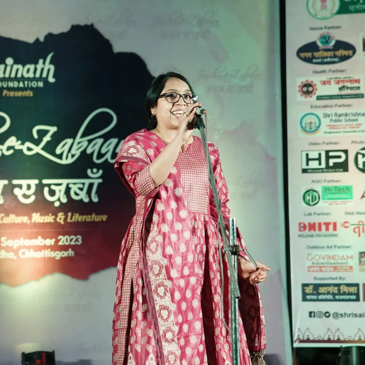 shrisainath001's tweet image. Jashn e Zabaan - Edition 4 

Day 1 ● Session 1

• Kalamkar Ki Khoj - Grand Finale

@shrisainath001 

#jashnezabaan #Edition4 #kawardha #litfest #culturalfest #art #culture #music #dance #literature #poetry #classical