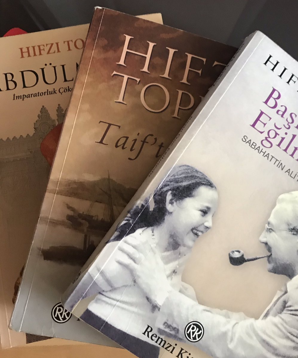 Bu dünyadan bir Hıfzı Topuz geçti. Gazeteci, yazar, tarih sevdalısı. Kitapları en güzel yerinde durdu kitaplığımızın, zevkle ve heyecanla okuduk tarihi romanlarını ve gençlere önerdik...ışıklar içinde uyu Hıfzı Topuz...