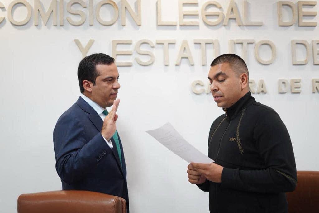 Enviamos un mensaje de felicitación al abogado y amigo <a href="/victorandrestt/">Víctor Andrés Tovar Trujillo</a> quien fue elegido como nuevo Secretario de la Comisión Legal de Cuentas de la <a href="/CamaraColombia/">Cámara de Representantes de Colombia</a> 

Es un orgullo para nosotros que cada vez más huilenses lleguen a ocupar importantes cargos del orden nacional.