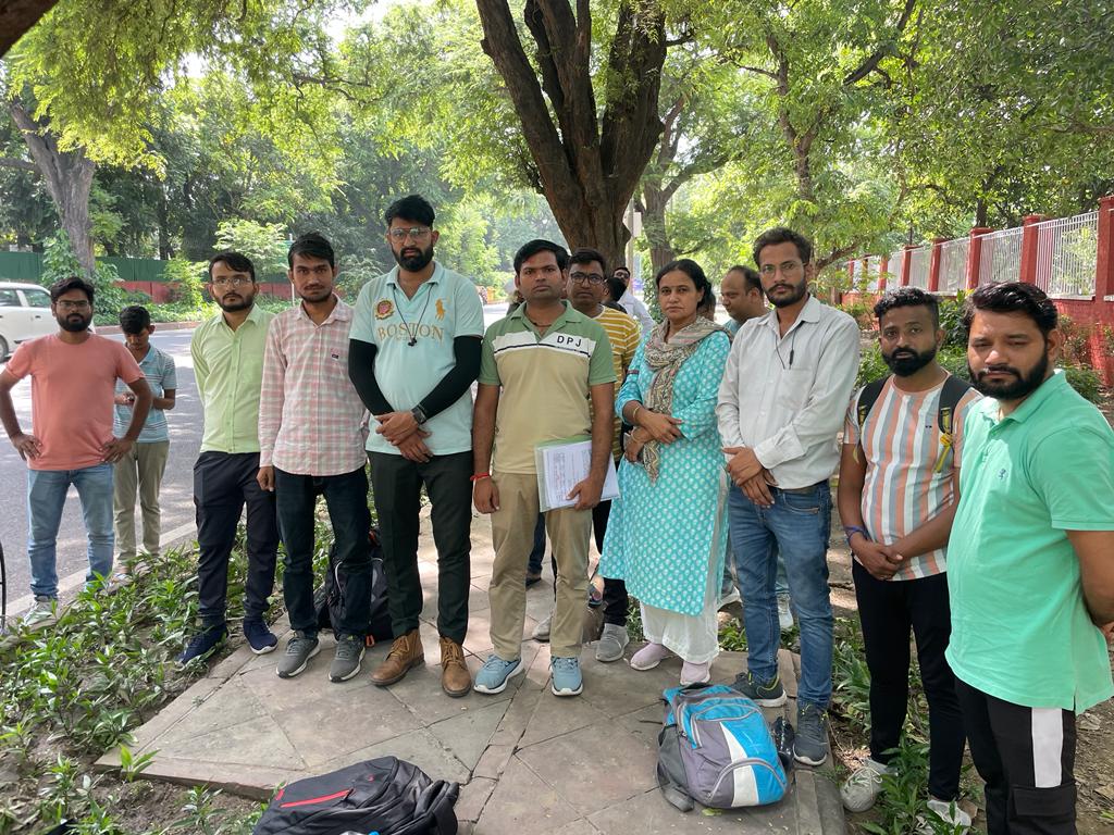 indrajmeena3456's tweet photo. @dsrajpurohit291 श्रीमान @RahulGandhi आपके बंगले के बाहर 
राजस्थान के युवां बेरोजगार आपसे मिलने के लिए बैठे हैं. राजस्थान कांग्रेस सरकार इन बेरोजगारों की सुनवाई नहीं कर रही तानाशाही कर रही.आपसे मिलने की उम्मीद लिए आपके द्वार आये हैं@INCIndia @priyankagandhi
#कंप्यूटर_अनुदेशक_भर्ती_में_शिथिलता_दे https://t.co/25pQIYm4To