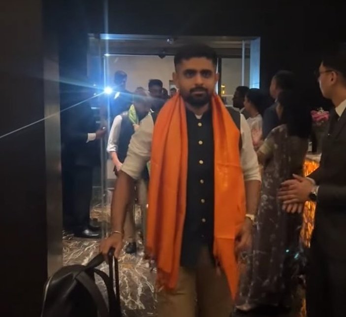 Disappointed to see that our cricket team didn't land in India dressed up like like this &amp; without having "Paan" in their mouth while saying Adaab "Babar Ajam"

#BabarAzam #ShaheenShahAfridi #ZakaAshraf #CricketWorldCup2023 #IndiaAtAsianGames #Peshawar #ModiDisasterForIndia
