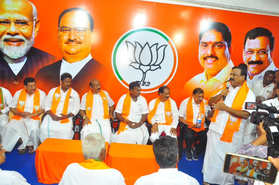 BlrNirmal's tweet photo. Congratulated Shri Selvaganapathy, who took the In charge of BJP Puducherry as State President.

ಪುದುಚೇರಿ ಬಿಜೆಪಿ‌ ಘಟಕದ ನೂತನ ರಾಜ್ಯಾಧ್ಯಕ್ಷರಾಗಿ ನೇಮಕಗೊಂಡಿರುವ ಶ್ರೀ ಸೆಲ್ವಗಣಪತಿ ಅವರ ಪದಗ್ರಹಣ ಕಾರ್ಯಕ್ರಮದಲ್ಲಿ ಭಾಗಿಯಾಗಿ, ಅಭಿನಂದಿಸಿದೆ��ು.

@SelvaMPPY @BJP4Puducherry https://t.co/oJqrQXQwR0