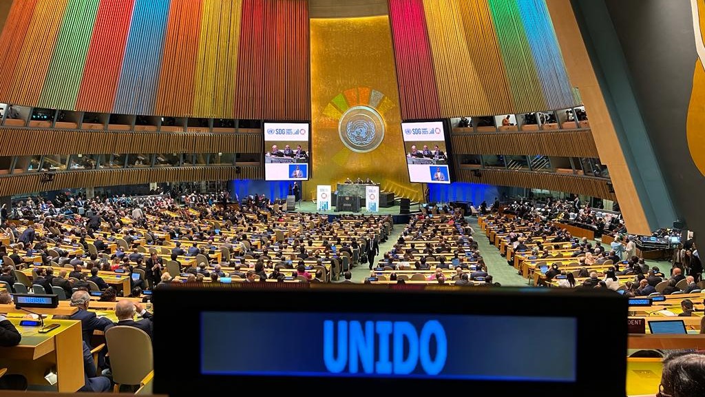 UNIDO's tweet photo. #UNIDO at the #UNGA78 and #SDGSummit brought concrete proposals for #ClimateAction, #EndingHunger, #SustainableSupplyChains &amp; #industrial #decarbonization.
Read more👉https://t.co/r81Tr6SMPP https://t.co/XaH1DAUr1D