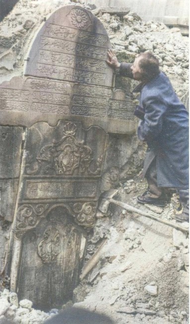 Fotoğrafta gördüğünüz Vezneciler Hatice Usta Çeşmesi , Prost Planı çerçevesinde ve #Menderesyıkımları kapsamında 1956 yılında yıktırıldı.

Bu yıkımlar sırasında İstanbul'da kimsenin sesi çıkmamış mıydı diye çok soranlar olmuş.

Fotoğraftaki kişi Cemalettin Server Revnakoğlu ve