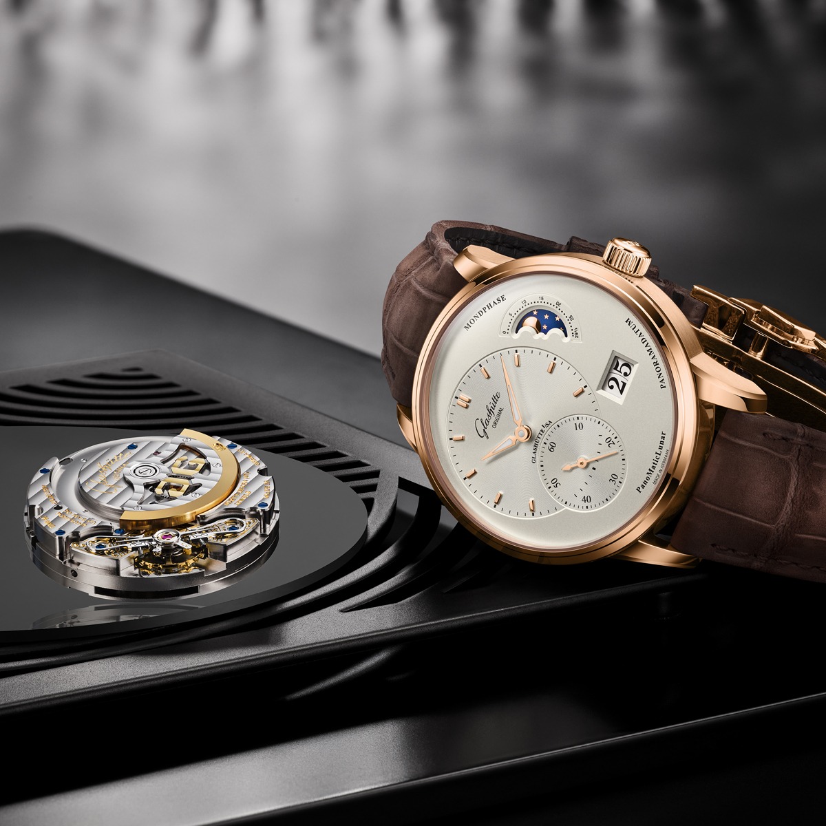 G_O_Manufactory's tweet photo. On the dial of our PanoMaticLunar, the elegant moon phase attracts all eyes, and through the sapphire crystal case back, hand-finished mechanics can be admired. A great moment in the art of fine watchmaking – for 20 years already. #PTBTO
https://t.co/9BUB7L1DcP https://t.co/dsgrjTrUXb
