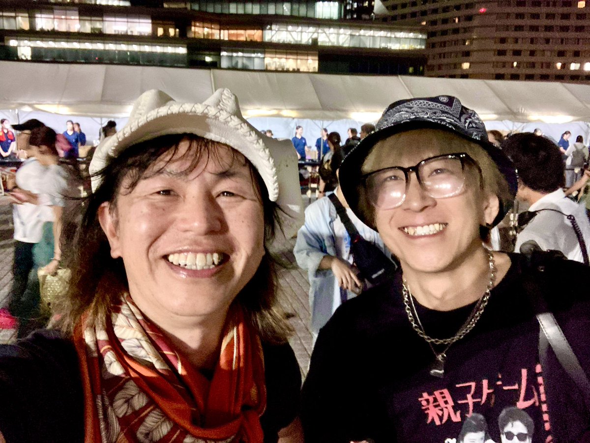 tsuyoshibeatz's tweet photo. 偶然、お友達のBobbyさんと遭遇！
そしてこれまた偶然の席が前と後ろ！😳Bobbyさんは剛さんのお衣装も手掛けておられる革専門店のアーティストです！
偶然ではなく、必然！(^^)v

#djsam
#Bobbyartleather
#長渕剛 https://t.co/onaLXe2pAb
