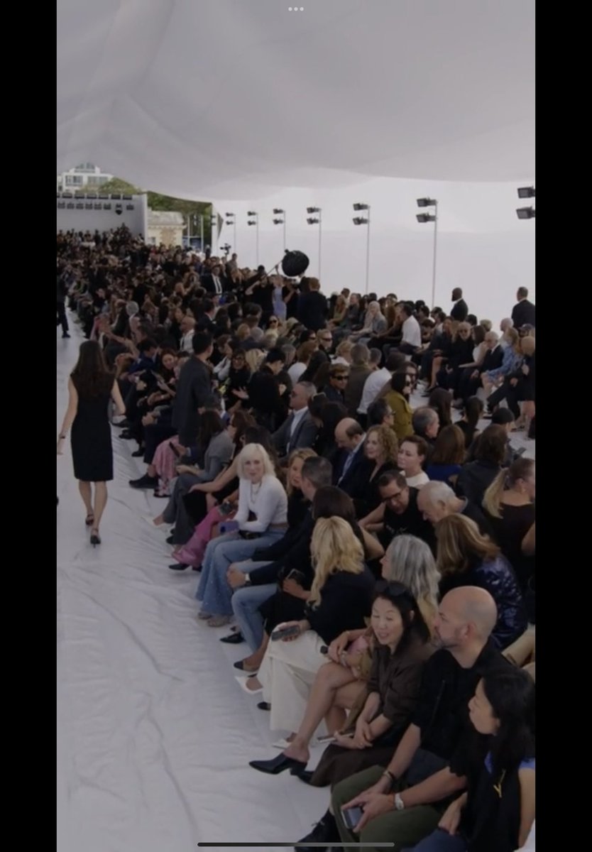 nemo_xxc's tweet photo. Waiting for Esther Yu 

@Givenchy

#GivenchySS24xEstherYu
#EstherYu #ParisFashionWeek #GivenchySS24 #虞书欣 https://t.co/pLzsoZBXEP