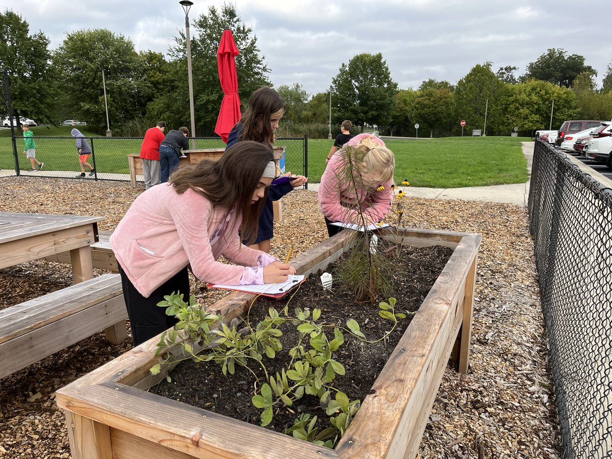 MrsONeill303's tweet photo. Today, students were excited to used the outdoor classroom between East and Fugett.  They worked in partners recording qualitative and quantitative observations of abiotic and biotic factors in the environment. @FugettMS https://t.co/74IazxRbnj