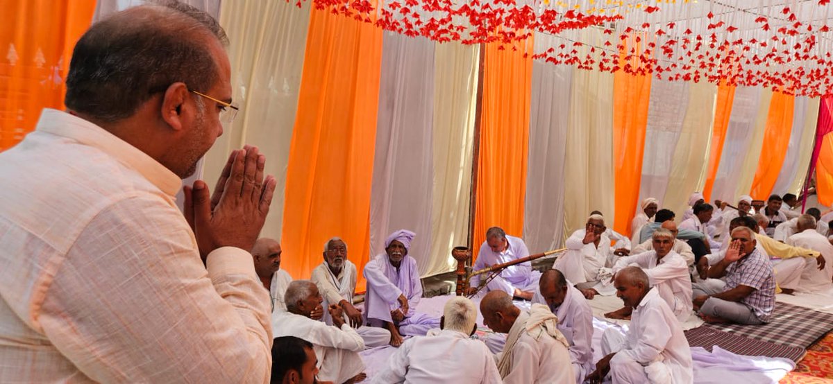 KablanaSanjay's tweet photo. आज विधानसभा क्षेत्र बादली के गाँव कुंजिया ओर डावला में दादा भईयाँ के प्रांगण में आयोजित विशाल भंडारे में सम्मिलित होकर बाबा के चरणों मे माथा आप सभी के लिए सुख-समृद्धि की मनोकामना की ओर वहाँ उप��्थित सभी बड़े-बुजुर्गों से आशीर्वाद लिया @Dchautala @DVJChautala https://t.co/2KpKq6gymc