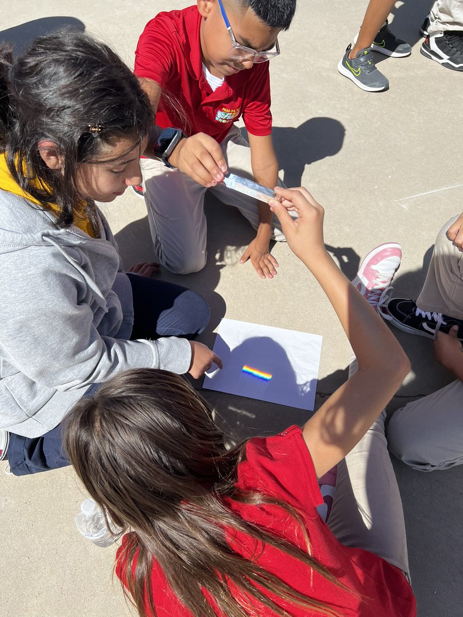 alopez_PDNFAA's tweet photo. Hands on learning! 5th grade learns about reflection and refraction! ☀️🌈💡🔦 #pdnfaa https://t.co/DL6dOL64c8