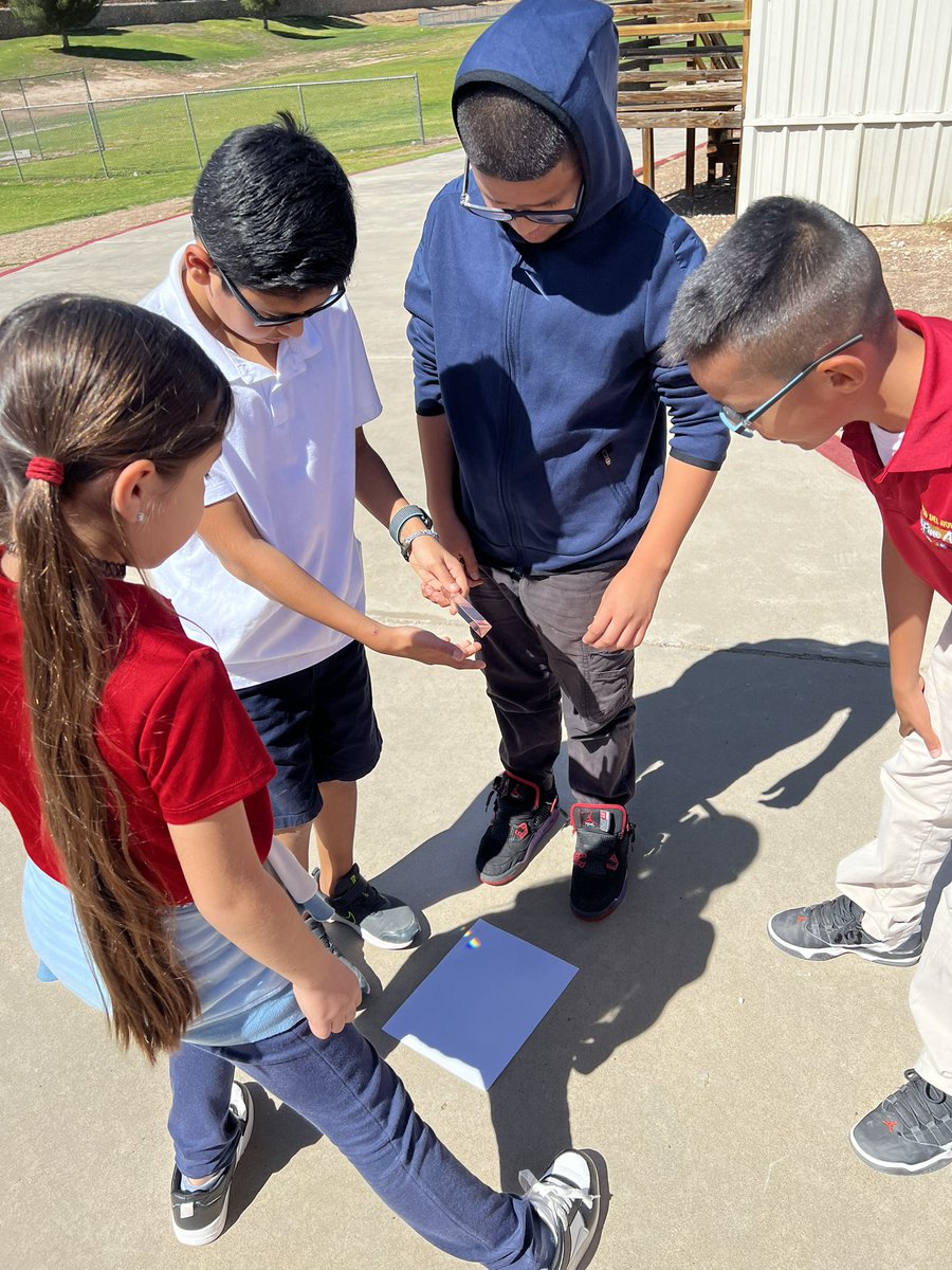 alopez_PDNFAA's tweet photo. Hands on learning! 5th grade learns about reflection and refraction! ☀️🌈💡🔦 #pdnfaa https://t.co/DL6dOL64c8