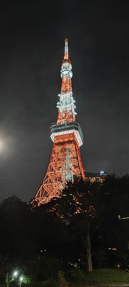 Treiz_'s tweet image. La tour Eiffel de Tokyo est quand même vachement plus accessible que celle de Paris