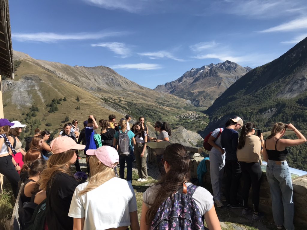 o_vanlaeres's tweet photo. Dernier arrêt du jour pour nos géologues en herbe du @Lycee_Ribot face aux glaciers de la Meije et du tabuche. #lovegéologie 🤩😍🏔 https://t.co/E0rSF5uMkg