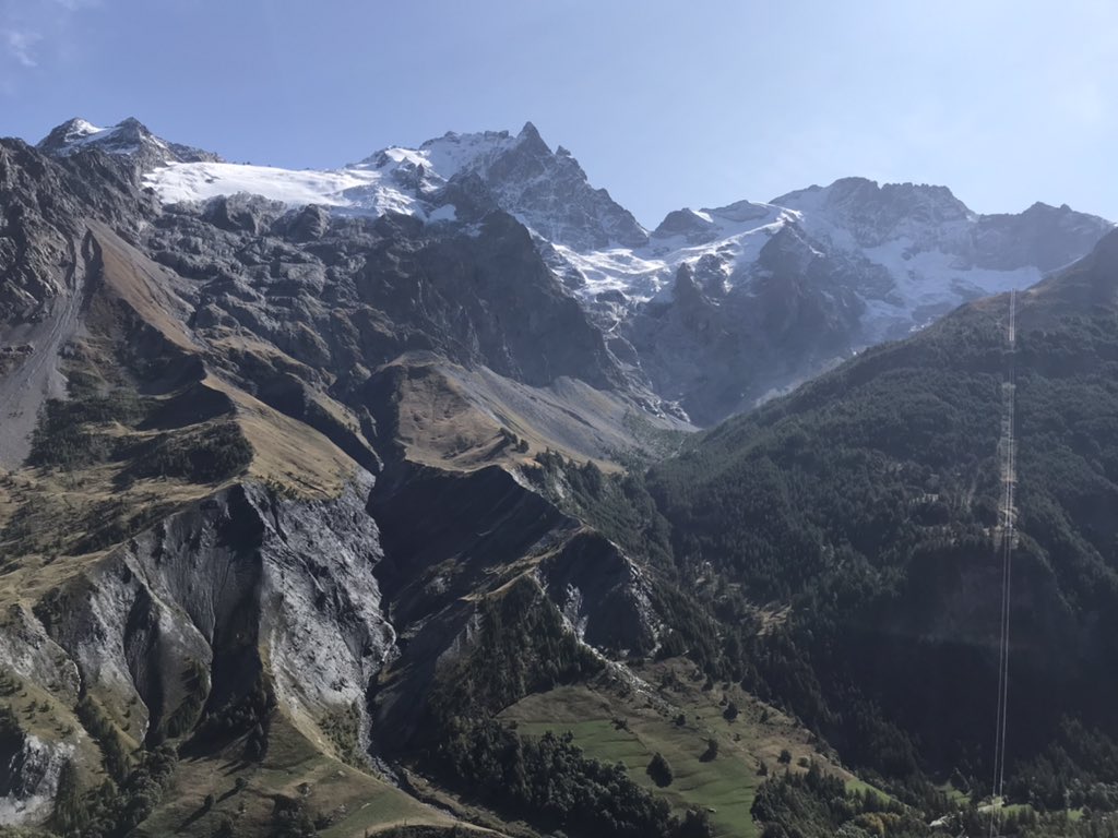 o_vanlaeres's tweet photo. Dernier arrêt du jour pour nos géologues en herbe du @Lycee_Ribot face aux glaciers de la Meije et du tabuche. #lovegéologie 🤩😍🏔 https://t.co/E0rSF5uMkg