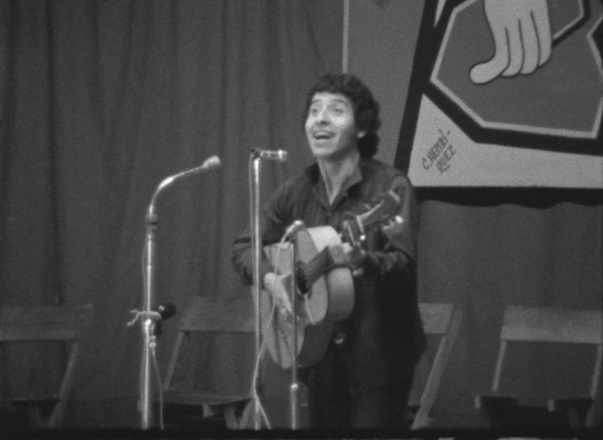 Colecciones🎥 En el día de su natalicio, conoce la colección “Víctor Jara” (1932 - 1973). Donde encontrás “Un viaje a Santiago” (1960) y el inédito registro “Presentación de Quilipayún, Víctor Jara y Aparcoa”.

🎬Mira esta colección aquí: bit.ly/46seJt5