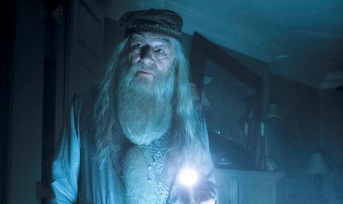 EiProfeta's tweet image. "La felicidad puede hallarse hasta en los más oscuros momentos si somos capaces de usar bien la luz." 

—Albus Dumbledore