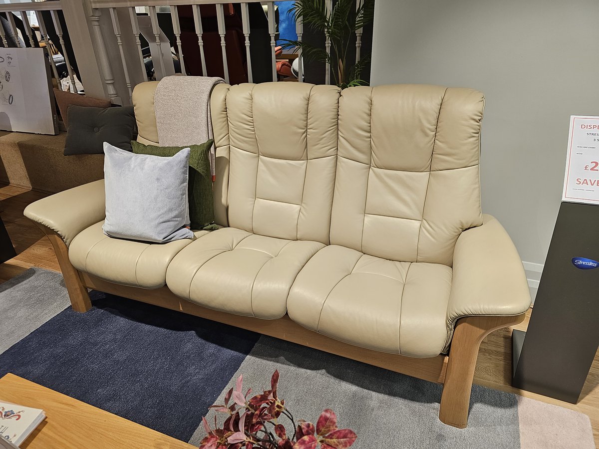 GRAB AN ABSOLUTE BARGAIN! A change of display means we’re offering this Stressless Windsor 3 seat sofa in a Paloma Beige leather at over half price. From £4489 to £2199! See more bargains: calvertsfurniture.co.uk/clearance