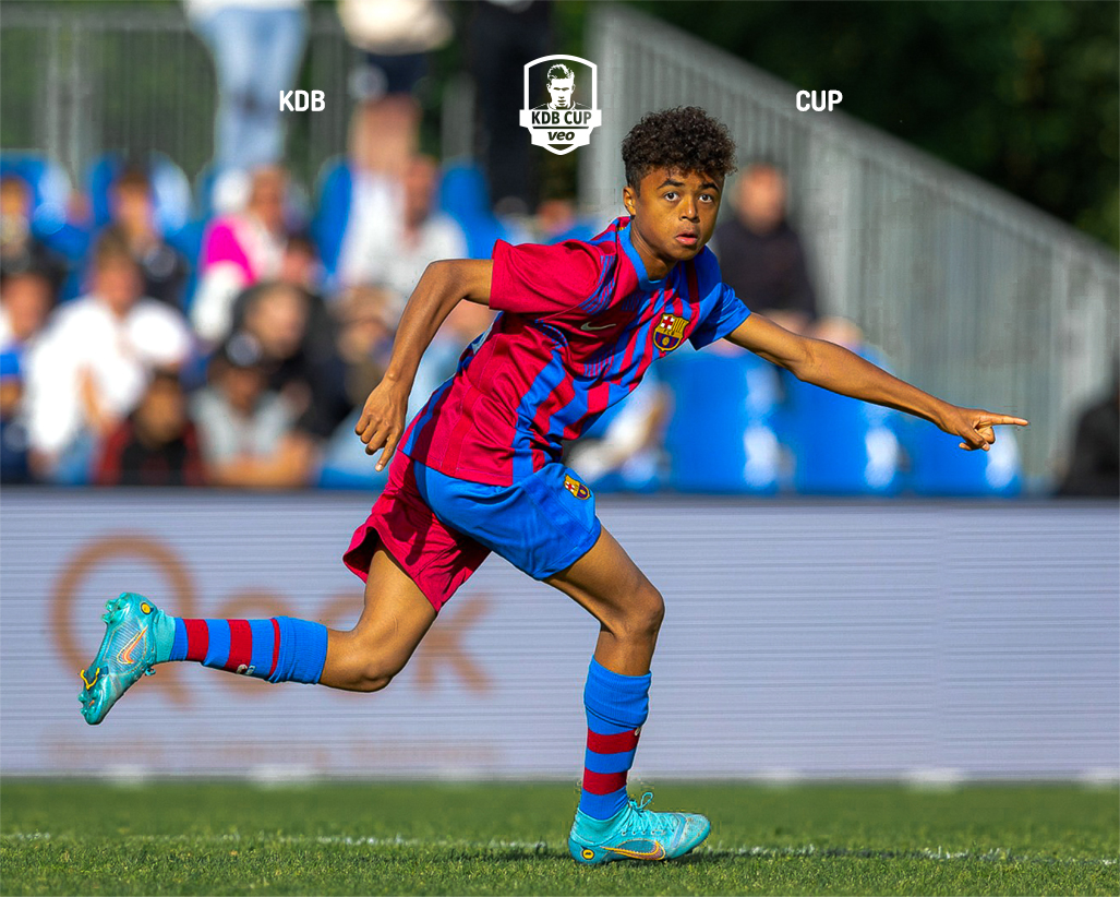 KDBCup's tweet photo. Van winst op onze KDB Cup 2022 naar een profcontract bij @FCBarcelona! Shane Kluivert speelde het voor mekaar. In de voetsporen van vader Patrick, die in 2022 uiteraard kwam supporteren. Proficiat!

#veokdbcup2024 https://t.co/xAM1pxmhqU