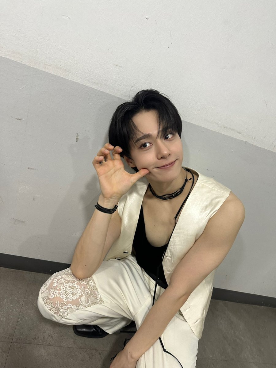official_ONEUS's tweet photo. [#환웅]
우리 컴백했어요오오💓 https://t.co/hekkp5wgGF