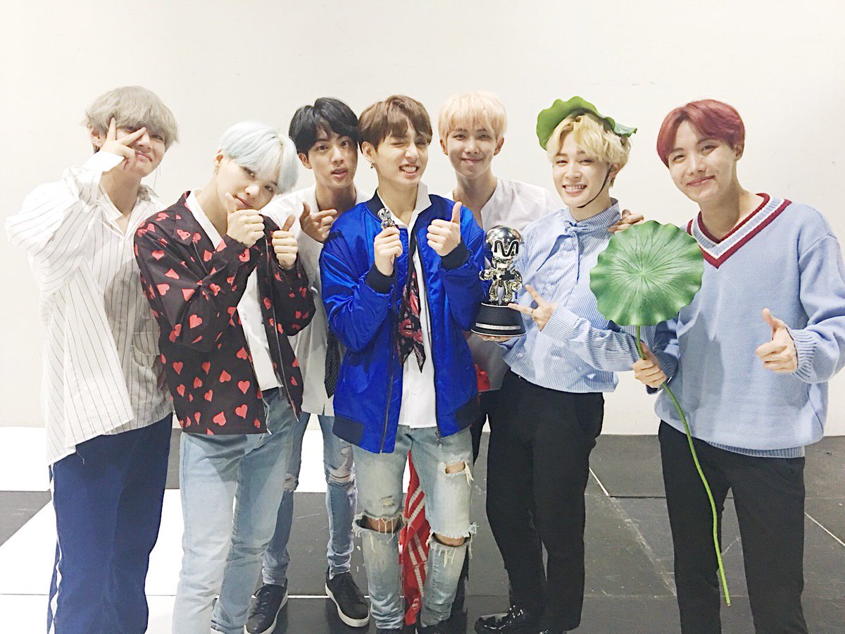 btslinkita's tweet photo. 6 years ago today. tannies on their #DNA3rdWin at MCountdown https://t.co/T6oNLbefYg