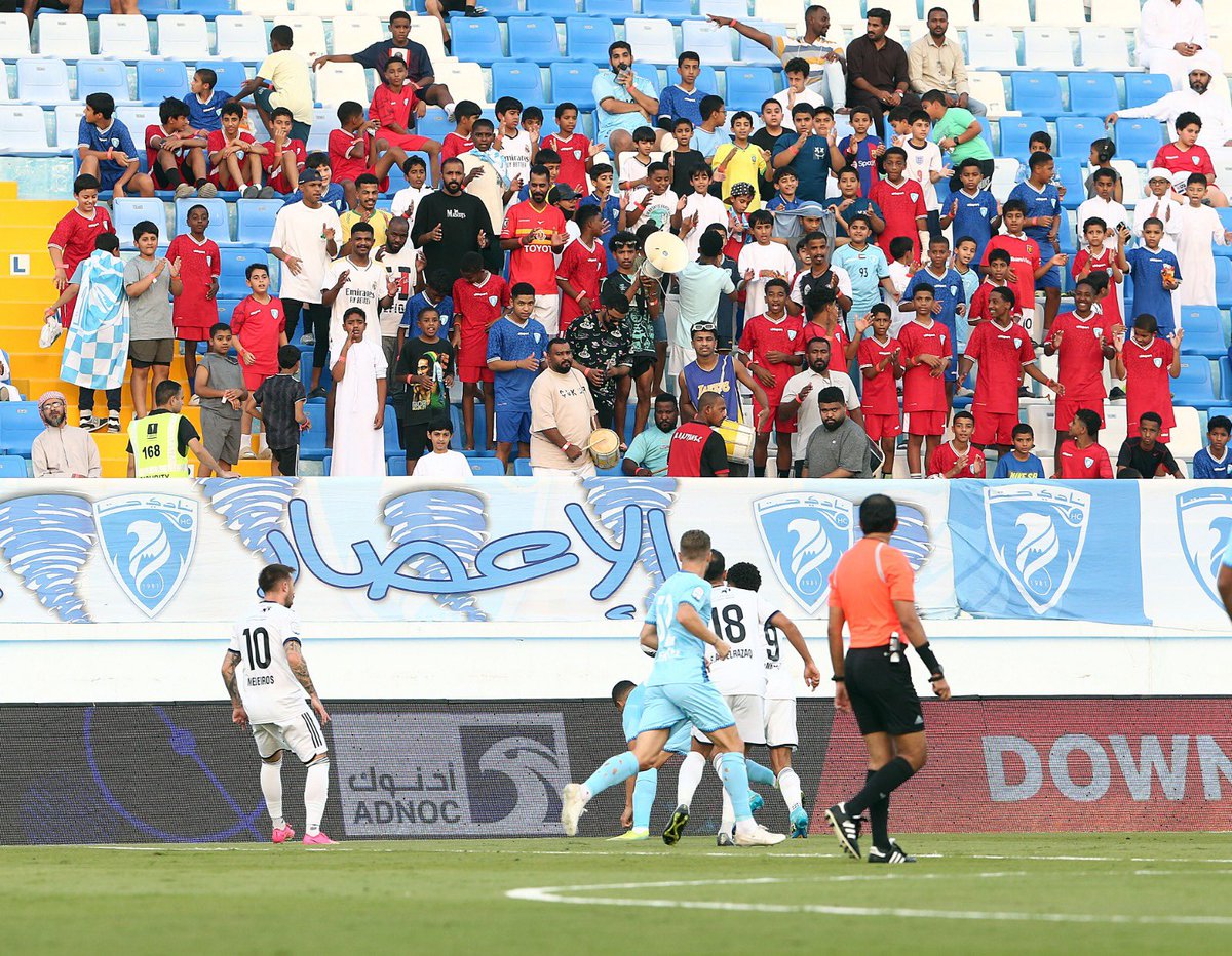 UAEProleague_En's tweet photo. 📸 It is all about the passion 👌🏻@Hatta_fc fans 💙 show a wholesome support to their players 🏟️
#HTAvNSR 🔵⚪
#ADNOCProLeague⚽
#FansLeague 🗣️
#FairPlayFairSupport 🤝 https://t.co/f8wxoJ6JYf