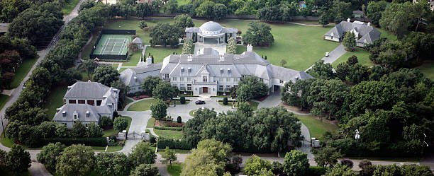 AaronMendo2016's tweet photo. Mark Cuban has grinded his whole life to achieve billionaire status. You know billionaire have to treat themselves. Cuban purchased a $13 million dollar mansion in 1997. The French chateau-style home is 7 acres and 23,676 square ft. https://t.co/awNnrAQaHJ