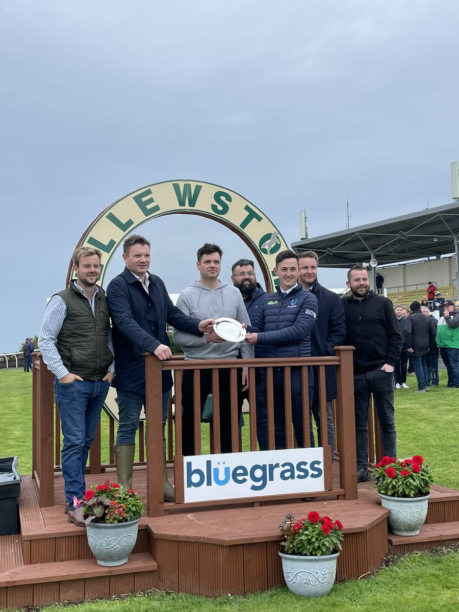 Sneddy Eddie comes out the winner of the @BluegrassFeeds Handicap for trainer Mark McNiff under @WhelanRonan. Congrats to the winning owners, who arrived here today just before the race in a helicopter 🚁👏 #SeeYouOnTheHill