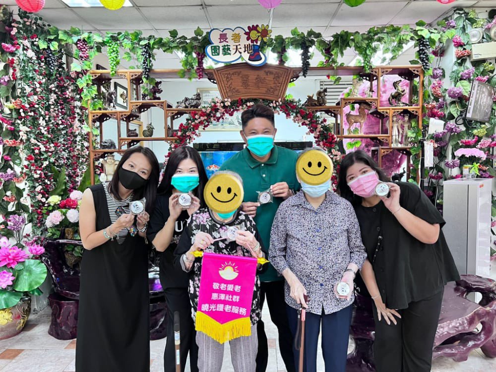 XBEgroup's tweet photo. As the mid-Autumn festival approaches, we're sending our best wishes and gifting mooncakes to the seniors at Hiu Kwong (To Kwa Wan) Nursing Centre, Jordan Baptist Church Social Service Centre, and Lai Kok Estate. What a wonderful time!

#MidAutumnFestival #Caring #XBE #XBEgroup https://t.co/RZAh5bu0oY