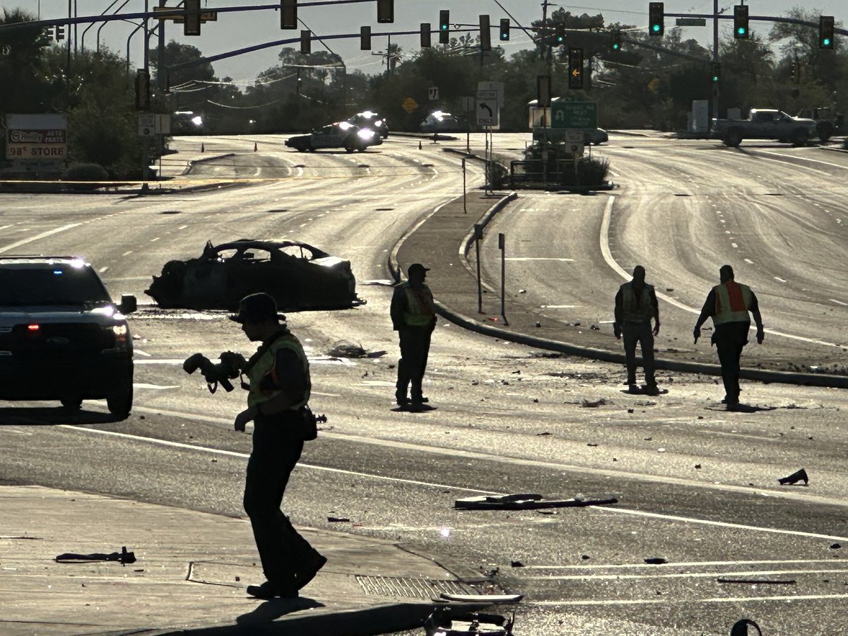 #BREAKING: There’s a huge crash in the intersection of Grant and 1st. At least three cars involved and completely destroyed. This is going to be a mess for hours, look for a way around. #Tucson