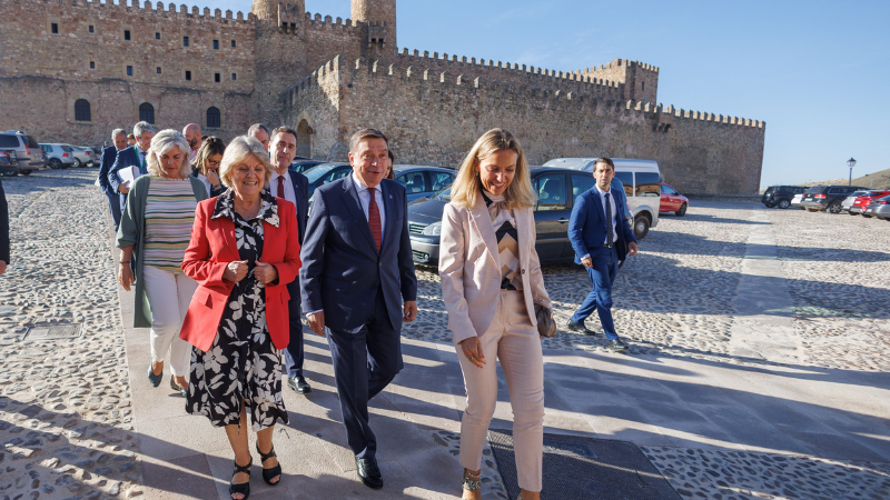 🗣 El ministro en funciones @LuisPlanas defiende que sólo habrá futuro en el mundo #rural, si existe una actividad económica sostenible y rentable. 📌 Hoy, en el Foro de Alto Nivel sobre Política Rural de Sigüenza (Guadalajara). #EU2023ES 🇪🇺🇪🇸 🔗 mapa.gob.es/es/prensa/ulti…