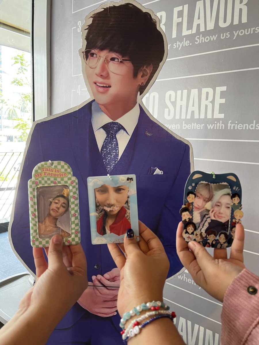 brie2910's tweet photo. Hari ini terniat nonton di FX biar bisa beli paket ultah yesung dari @1106YES_ terima kasih yaa, semuanya lucuu2 gemessshh 🥳💙 https://t.co/u2wVL4fxSP